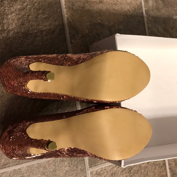 New in box Steve Madden Bevv Gold sequin heels. - Picture 6 of 8